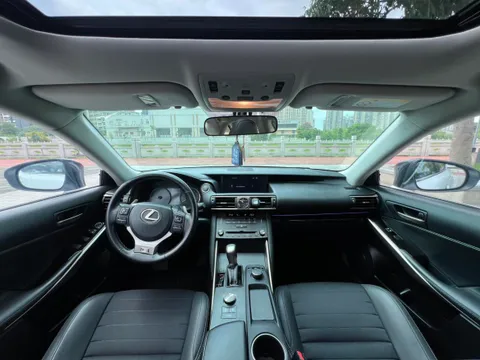 Lexus IS