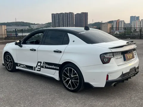 Lynk & Co 03
