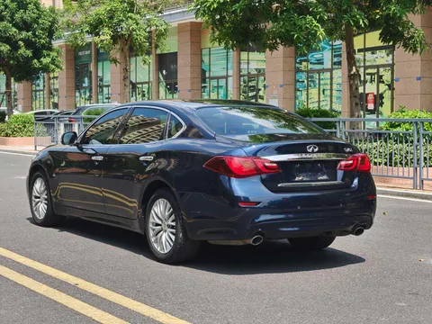 Infiniti Q70