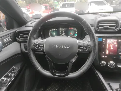 Lynk & Co 03