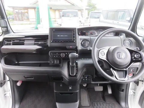 Honda N-BOX Custom