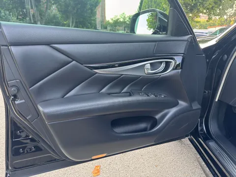 Infiniti Q70