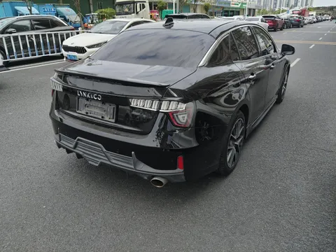 Lynk & Co 03