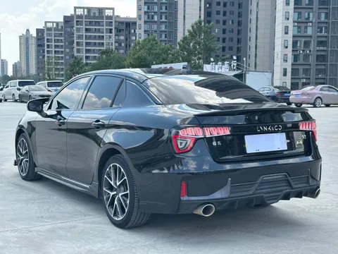 Lynk & Co 03