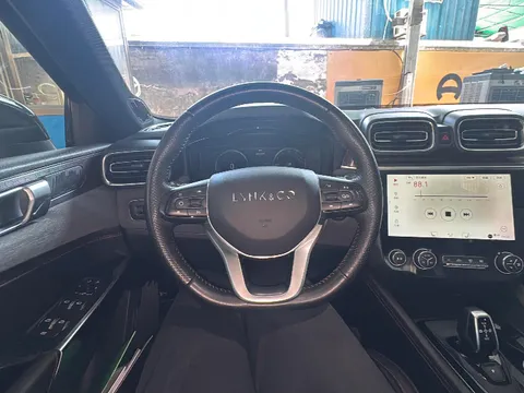 Lynk & Co 03