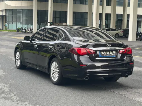 Infiniti Q70