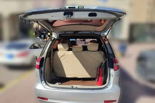 BYD M6