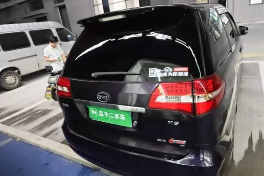 BYD M6