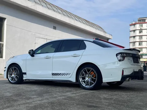 Lynk & Co 03