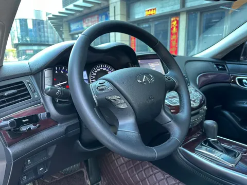 Infiniti Q70