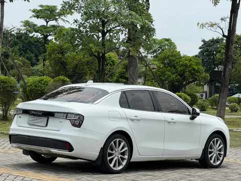 Lynk & Co 03