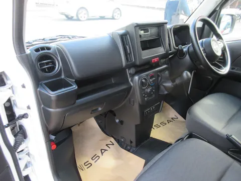 Nissan Clipper Van