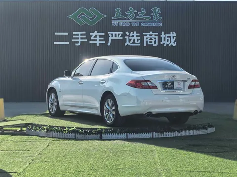 Infiniti Q70