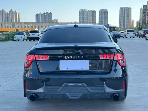 Lynk & Co 03