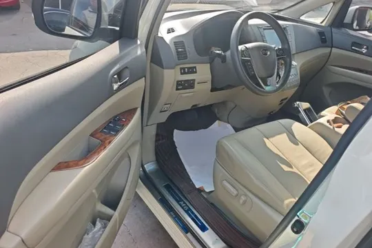 BYD M6