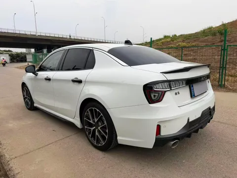 Lynk & Co 03
