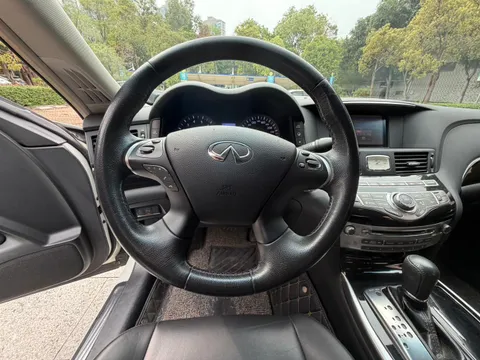 Infiniti Q70