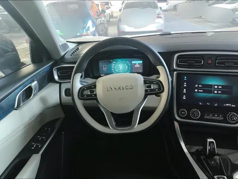 Lynk & Co 01