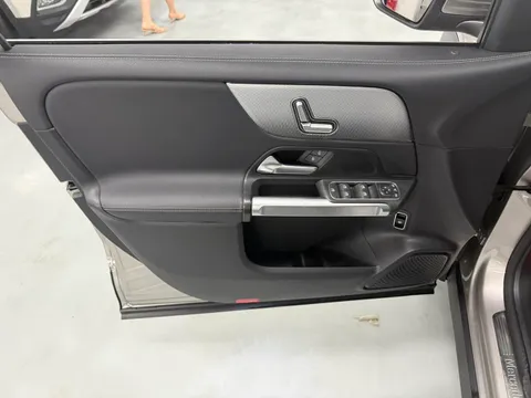 Mercedes-Benz Mercedes-Benz GLB