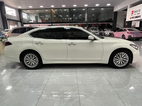 Infiniti Q70