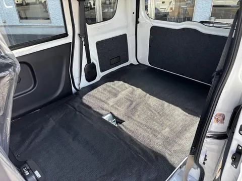 Nissan Clipper Van