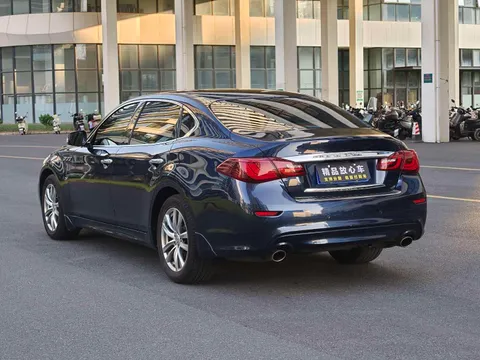 Infiniti Q70
