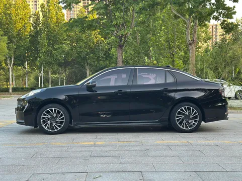 Lynk & Co 03