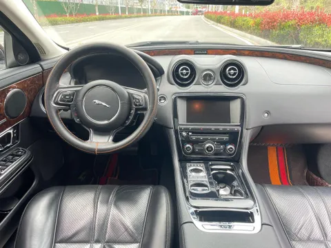 Jaguar XJ