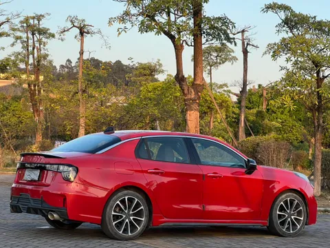 Lynk & Co 03