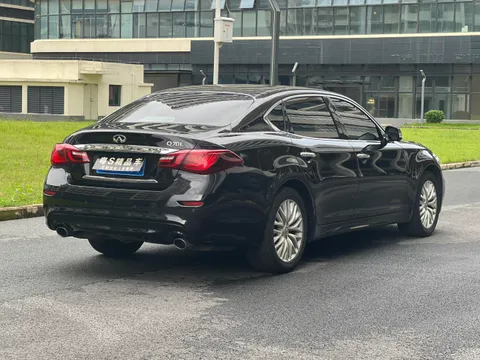 Infiniti Q70