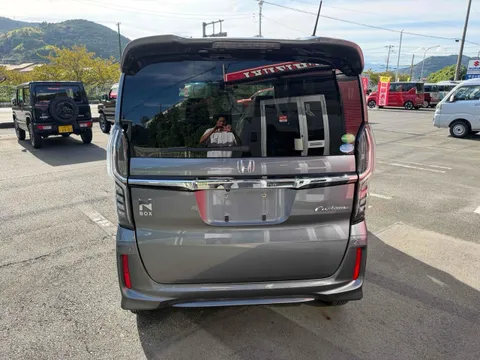 Honda N-BOX Custom