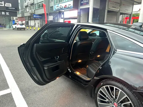Jaguar XJ