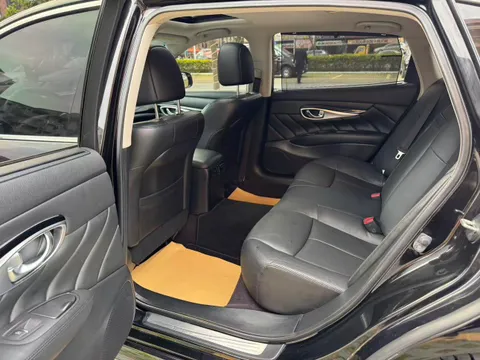 Infiniti Q70