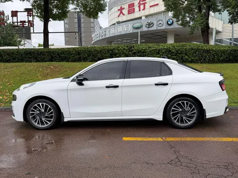 Lynk & Co 03