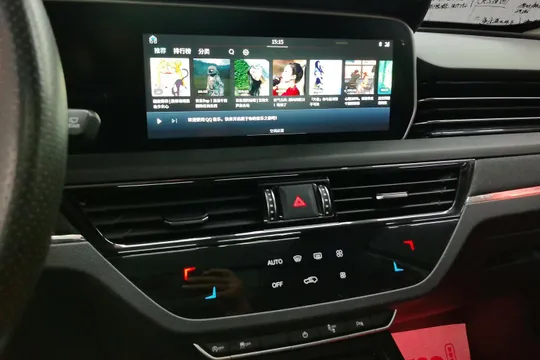 Hongqi HS5