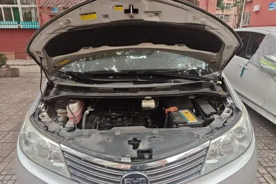 BYD M6