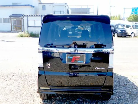 Honda N-BOX Custom