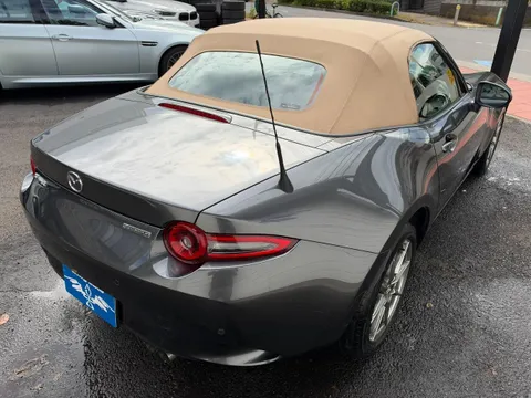 Mazda MX-5 (Roadster)