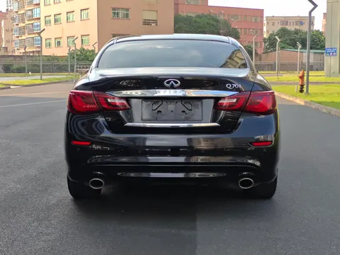 Infiniti Q70