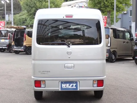 Nissan Clipper Van