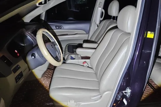 BYD M6