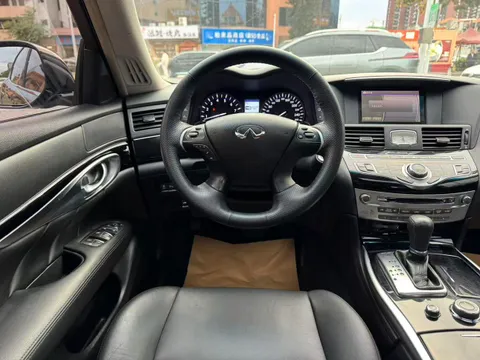 Infiniti Q70
