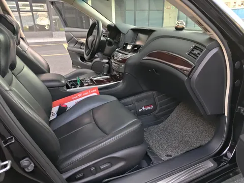 Infiniti Q70