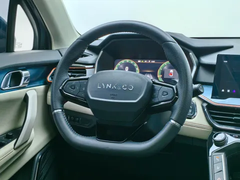 Lynk & Co 06