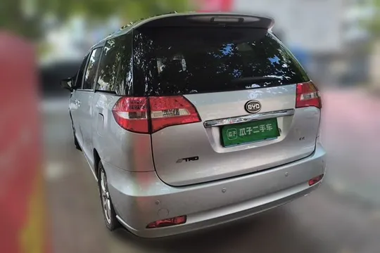 BYD M6
