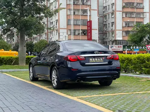 Infiniti Q70