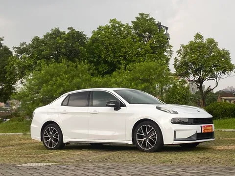 Lynk & Co 03