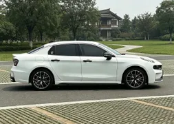 Lynk & Co 03