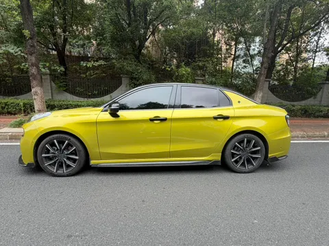 Lynk & Co 03