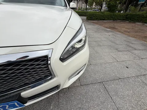 Infiniti Q70